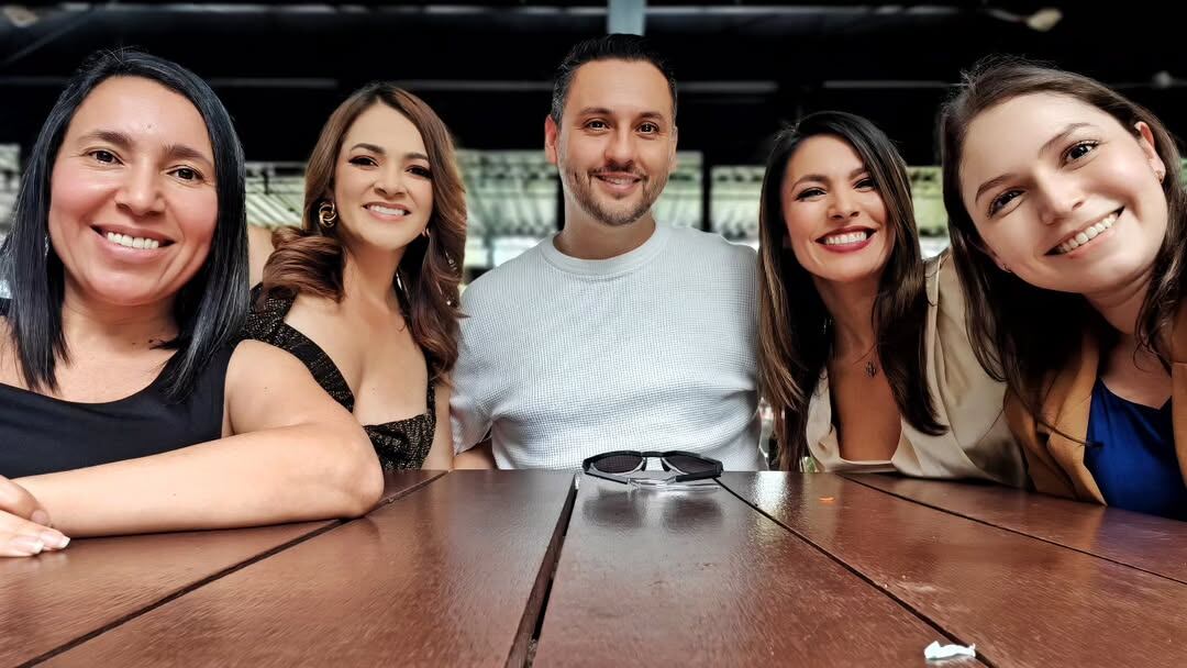 Wálter Campos tuvo una semana bastante movida ya que el martes comenzó las grabaciones de la primera película en la que actúa y un día después sus compañeras de trabajo en 7 Estrellas le dieron una linda sorpresa.