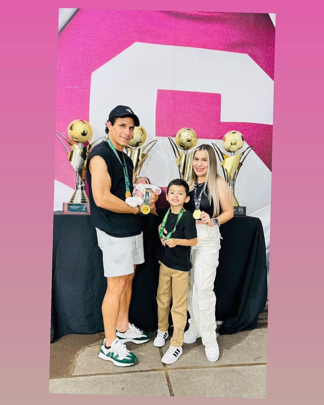 El delantero del Saprissa Luis Paradela presentó a su bebé Brianna Lucía.