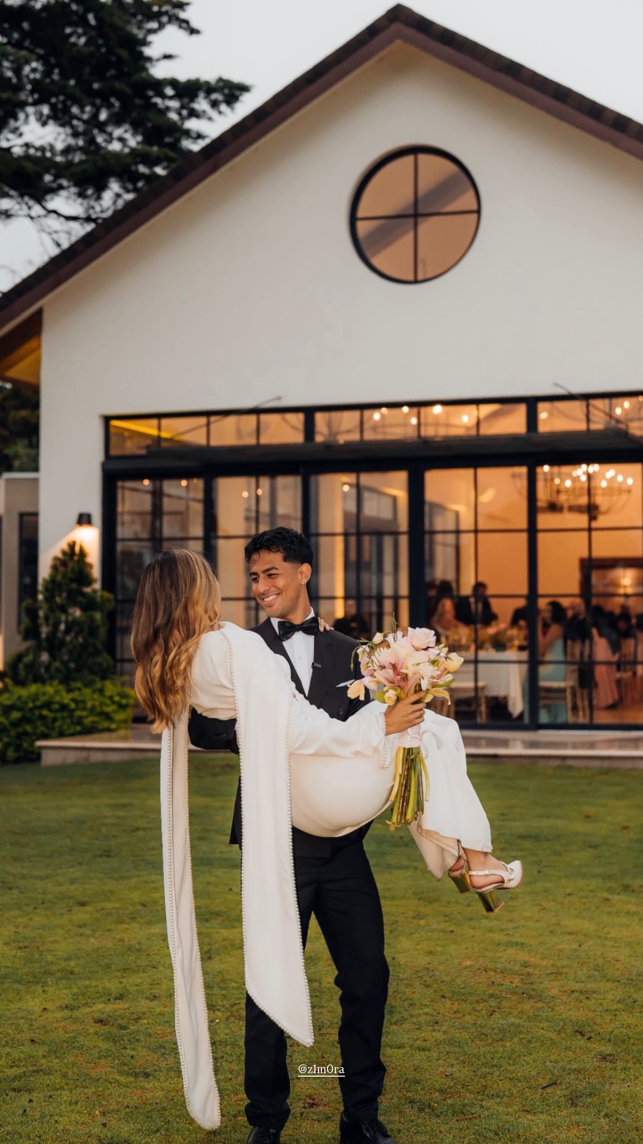 Álvaro Zamora disfrutó de su boda junto a su esposa, Mariel Flores.su esposa
