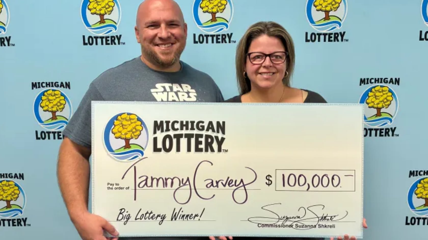 Tammy Carvey ganó $100.000 en Powerball con ayuda de ChatGPT. Planea pagar su casa y guardar el resto del dinero.