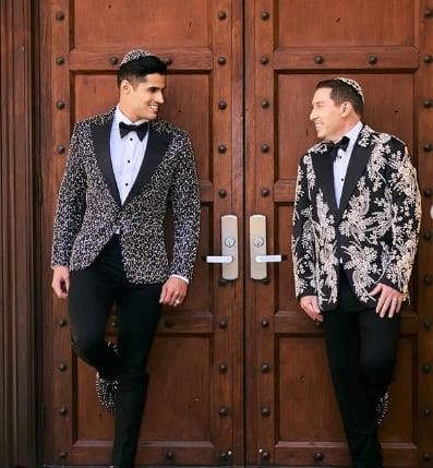 El hombre más guapo de Costa Rica, Roberto Mena, quien tiene 26 años, se nos casó el pasado sábado 30 de diciembre con el abogado estadounidense Scott Knapp.