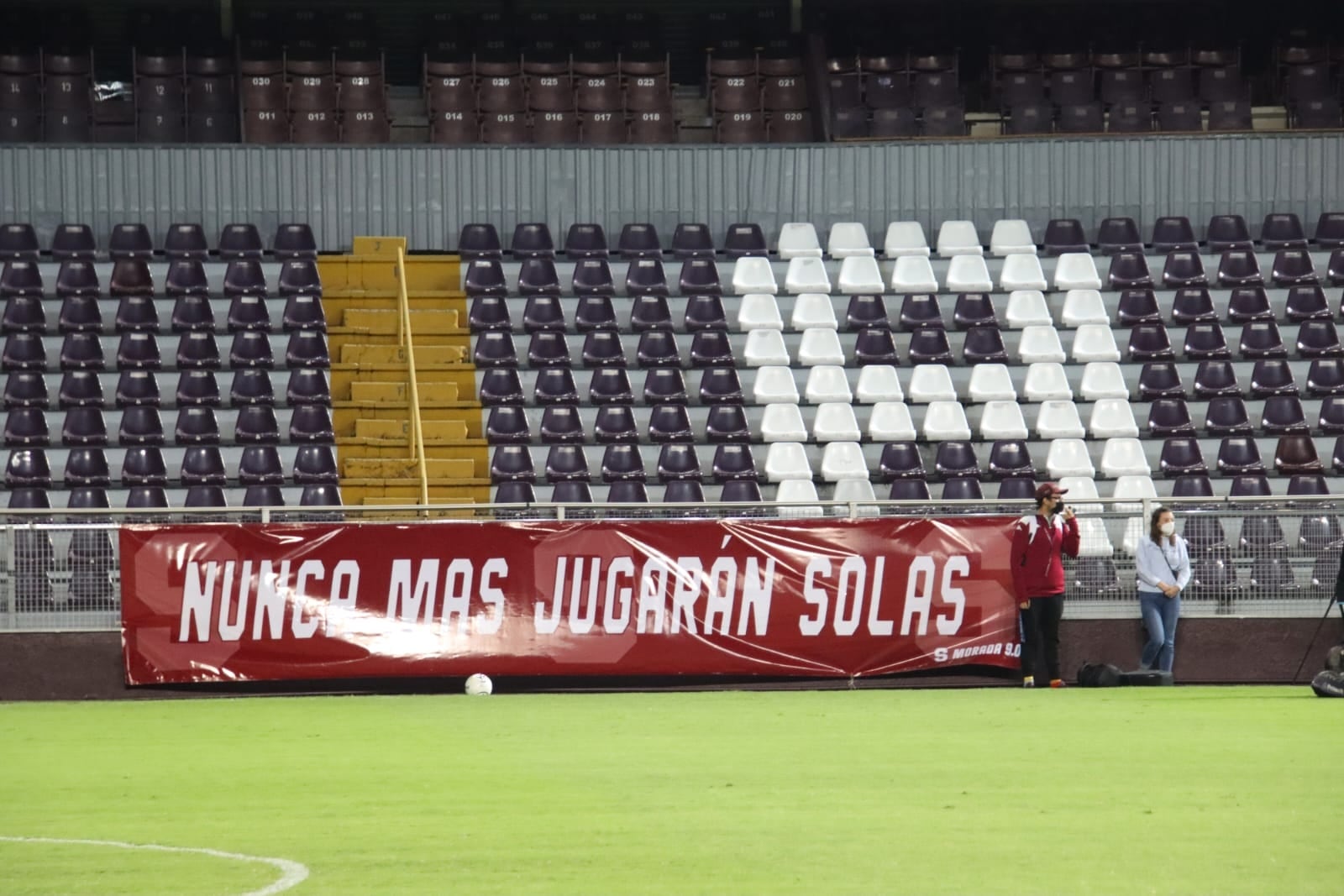 Aficionados de Saprissa que apoyan al equipo femenino. Cortesía.