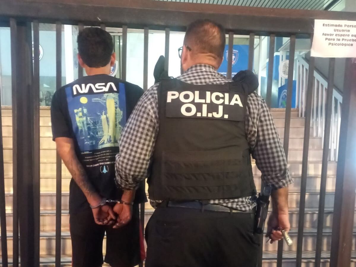 El sospechoso de apellido Olivas es investigado por robo y violación.