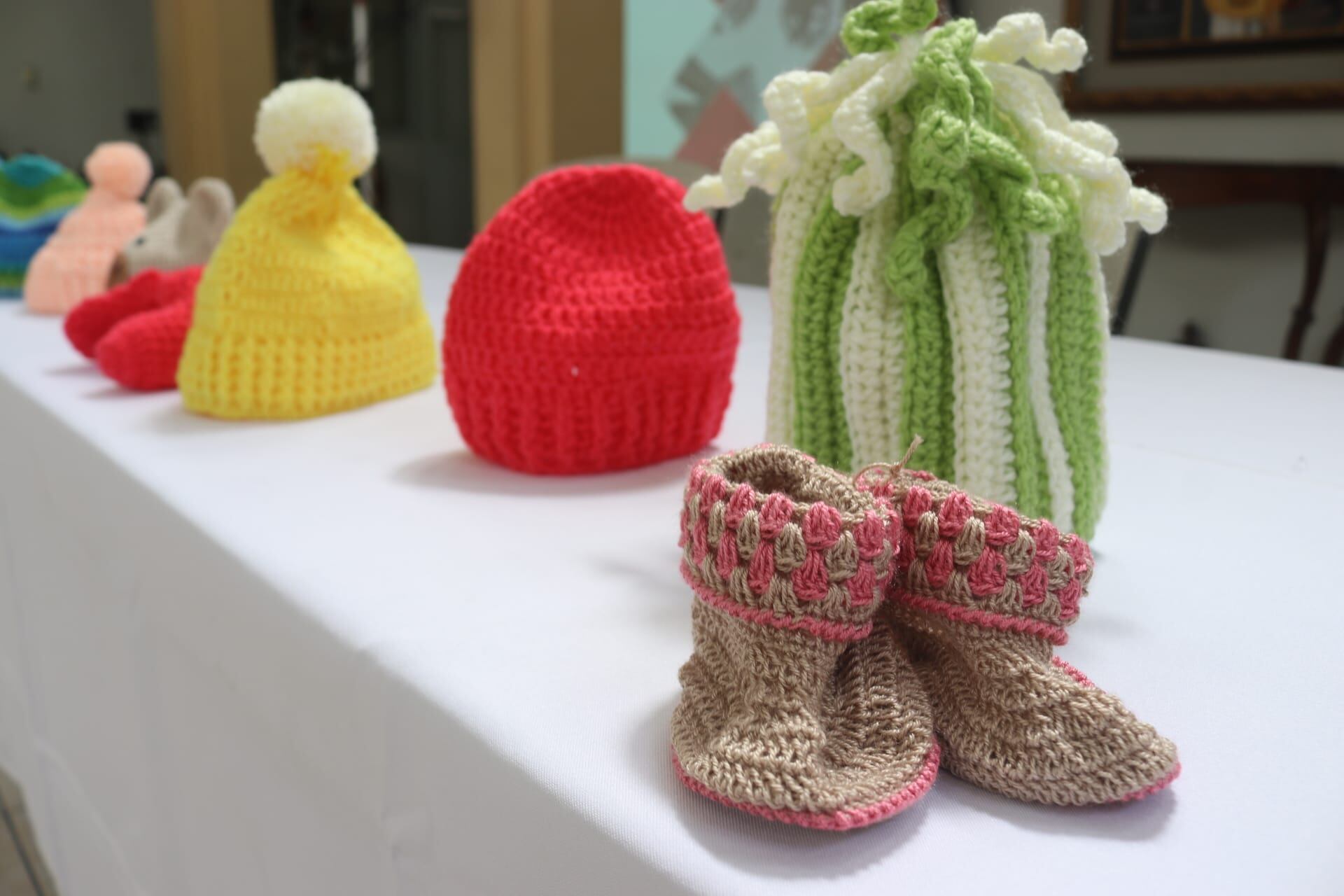 Confirma Cáritas Arquidiocesana que entregó, el pasado miércoles 5 de junio, 460 gorritos tejidos a la Unidad de Cardiología del Hospital Nacional de Niños, como el fruto de la campaña “Caridad Entretejida” que se mantuvo activa entre el 16 de marzo al 22 de abril. La donación también incluye 98 pares de botas tejidas.