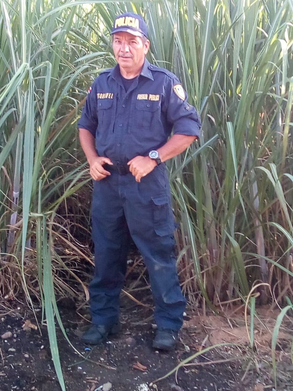 Miguel Esquivel y Evelio Sánchez, dos oficiales que están a punto de pensionarse y detuvieron a peligrosos asaltantes en Turrialba. Foto cortesía.