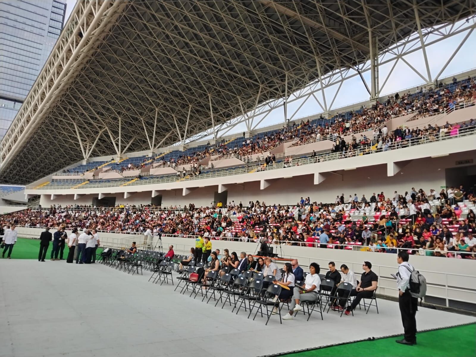 Más de 5 mil personas se graduaron del programa Bachillerato para la Empleabilidad y el Emprendimiento, este viernes, en el Estadio Nacional.