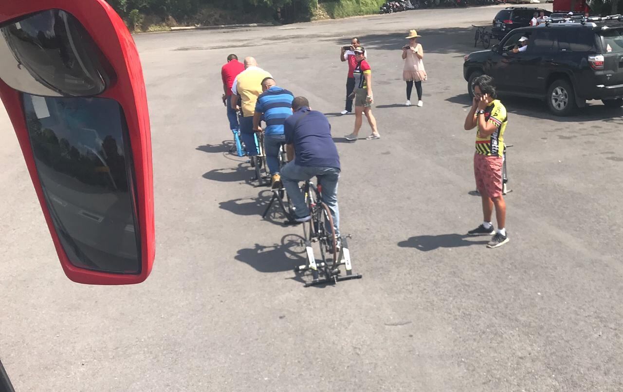 Tuasa montó en bicicleta a sus choferes para que sientan el ácido de andar en carretera