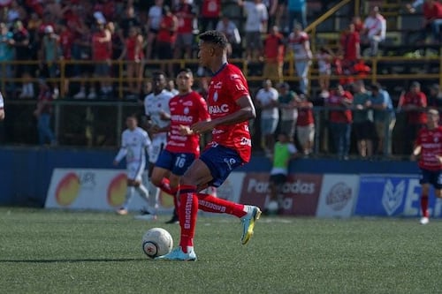 Saprissa vs San Carlos: este es el delicado motivo por el que Yosel Piedra dejó el juego ante los morados