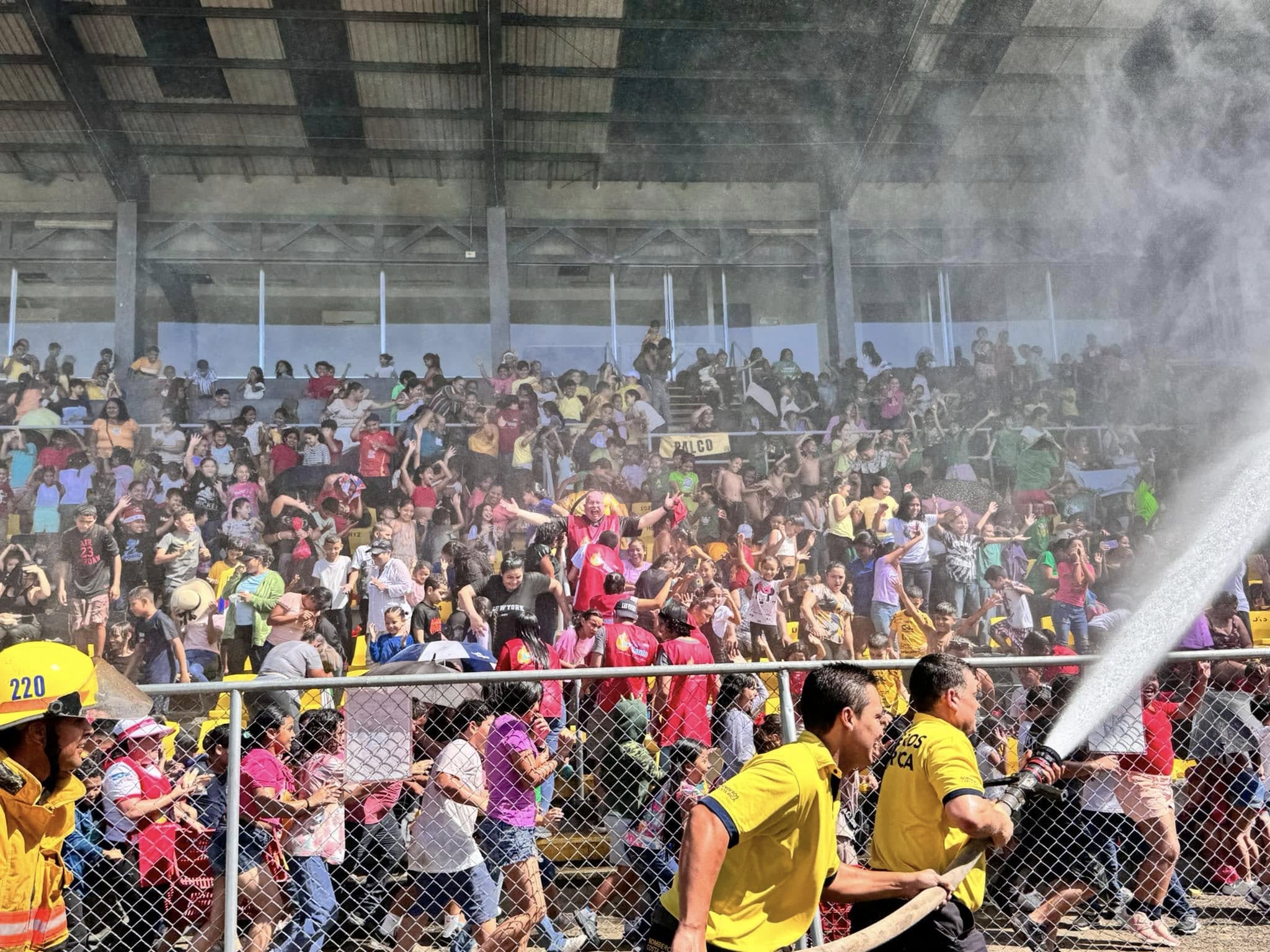 El padre Sergio Valverde, director y fundador de Obras del Espíritu Santo, le cumplió el sueño a un niño de Liberia a puro fútbol. El pasado martes 17 de diciembre fue un día muy especial porque comenzó la edición 24 de la Fiesta Nacional de Navidad ¡Jesús: a tus niños los cuida tu iglesia!, dedicada este año a los pequeñitos afectados por las inundaciones en el país.