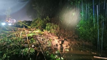 Cierran ruta 32 por deslizamiento cerca del teleférico