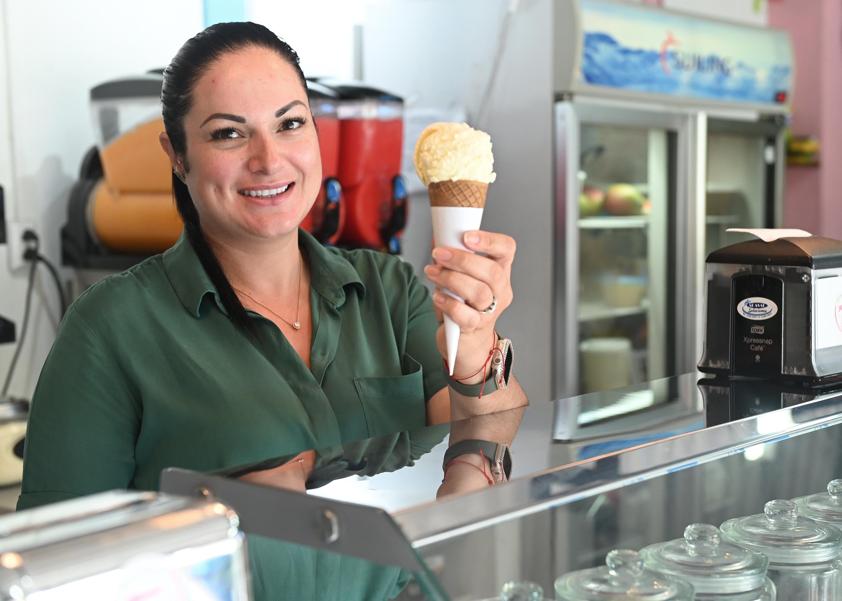 21 de julio del 2025. Visita a la Heladería Mimos ubicada en San Lorenzo de Heredia. Nota de la Teja sobre lugares para visitar.  Mimos ofrece variedad de helados, ensaladas de frutas, crepas, además de café y repostería. En la foto: Entrevista a la dueña de la heladería y fotos generales de las instalaciones y tipos de helados.