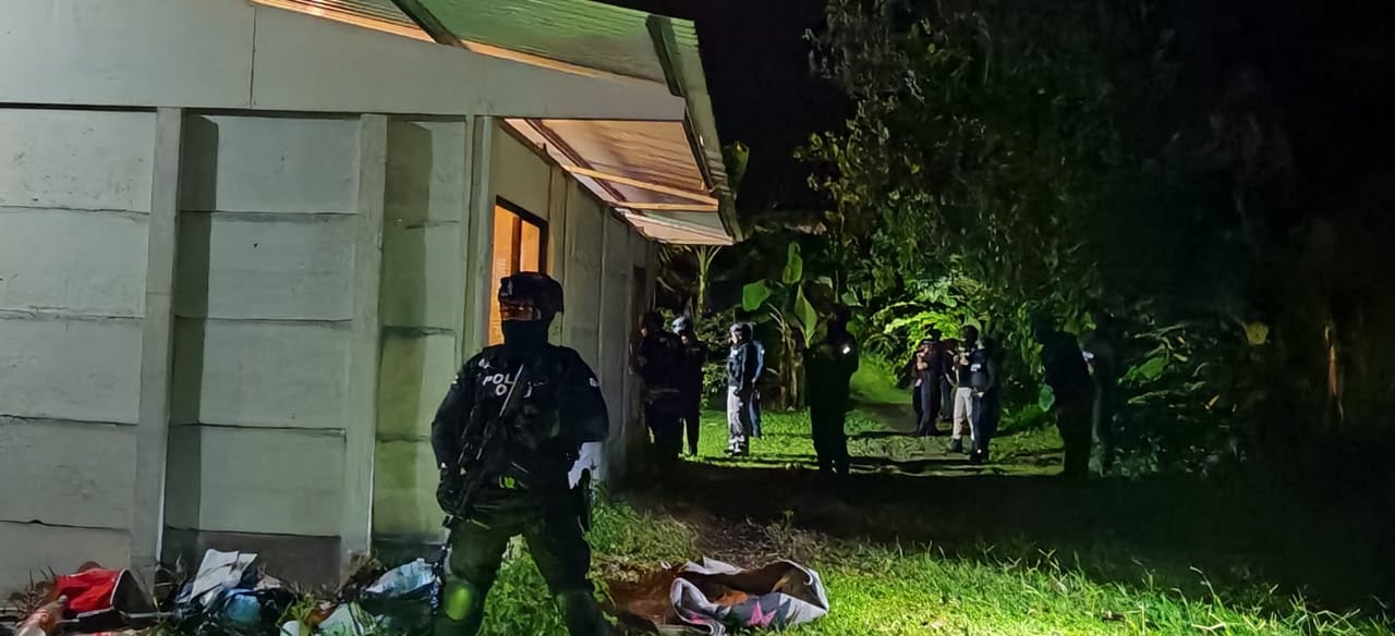 El OIJ detuvo a dos personas como sospechosas de un secuestro mientras buscan a la víctima y tres sospechosos. Foto: OIJ