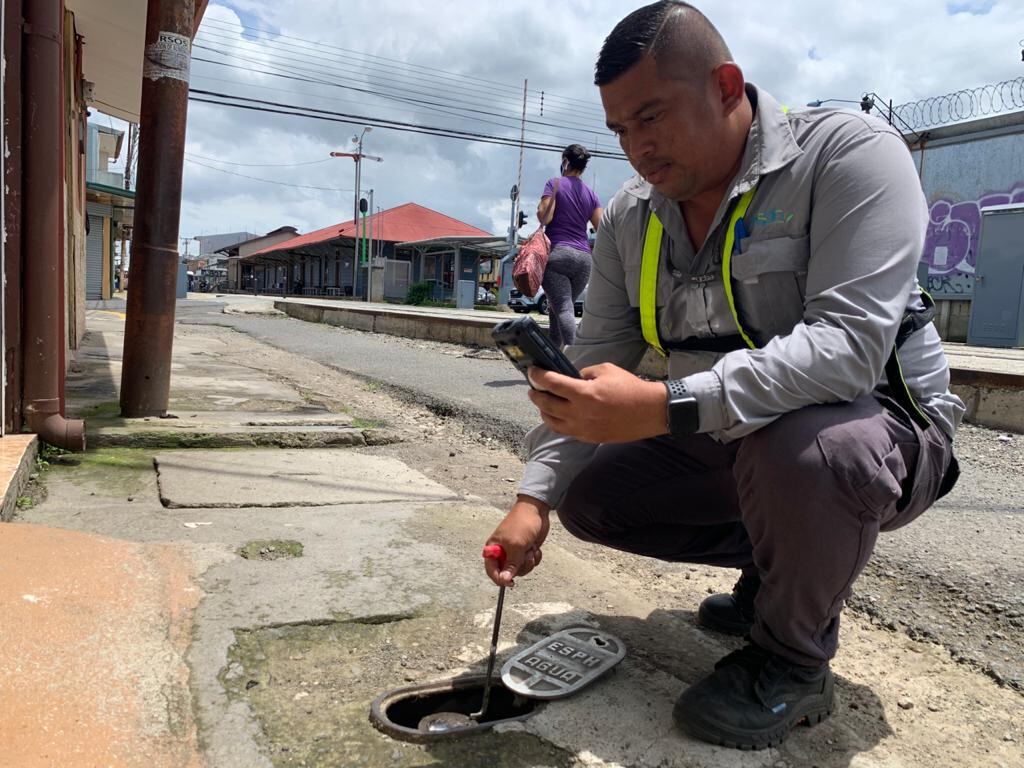 Jesús García Retana, un nicoyano de la pura cepa y de 36 años, una ola de insultos en el trabajo de lector de medidores de luz y agua que realiza todos los días como empleado de la Empresa de Servicios Públicos de Heredia (ESPH).