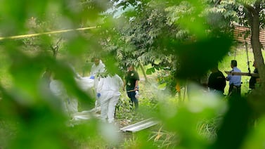 Rescatistas levantan cuerpo hallado en el río Tiribí en Alajuelita