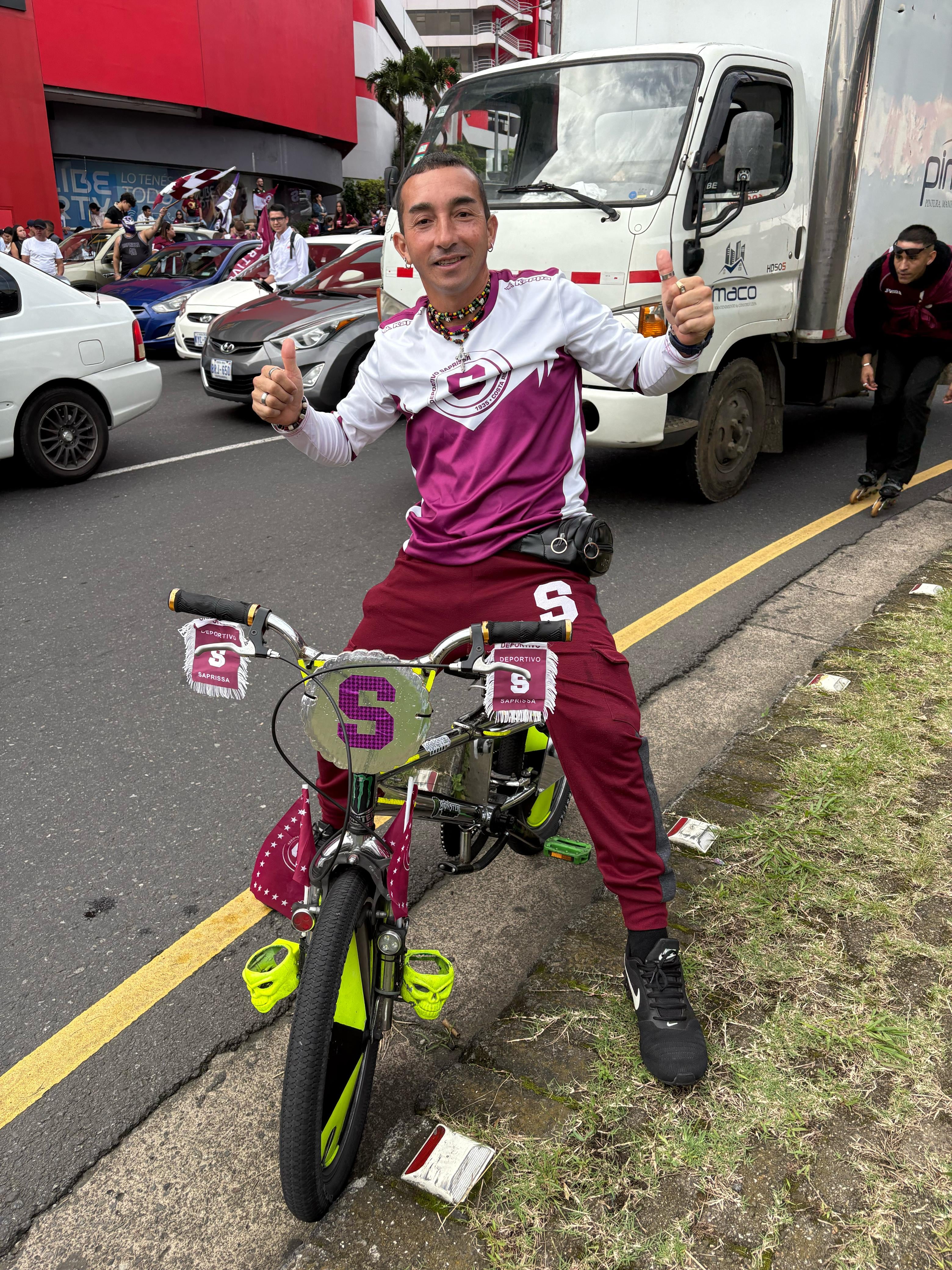 Aficionados en la fiesta de los 90 años del Deportivo Saprissa. Yenci Aguilar.