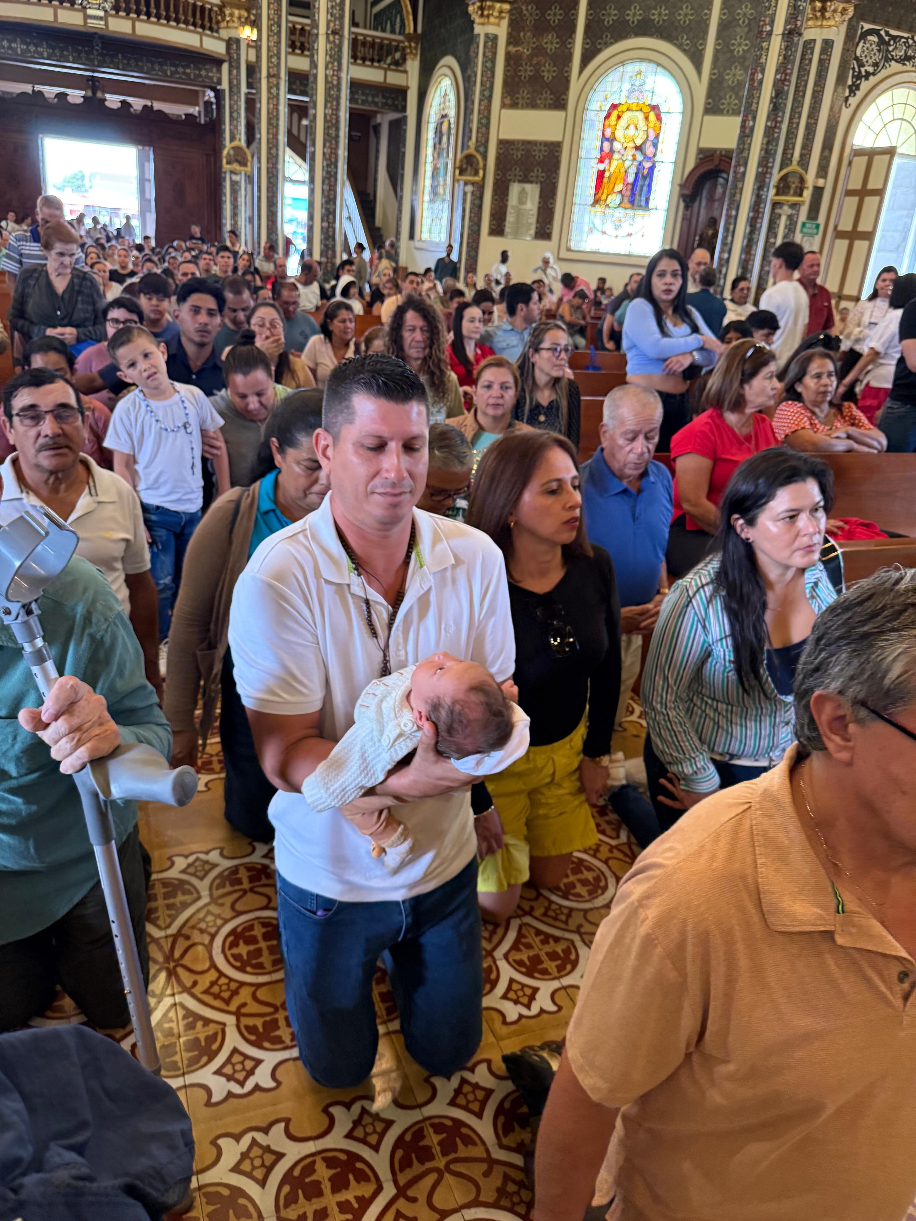 El domingo 20 de julio del 2025 los romeros comenzaron a llegarle a  la Negrita de Cartago. En la foto don Efrén Méndez avanza hincado con su hijo, Enzo, de 23 días.
