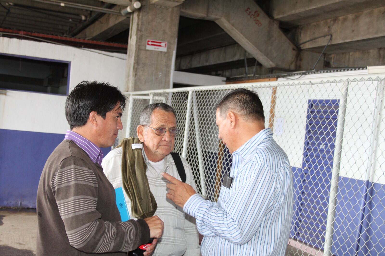 Giovanni (centro) en una actividad organizada por el Saprissa en el 2011, junto a Vladimir Quesada y Rodolfo Chaves. Cortesía Lente Morado.