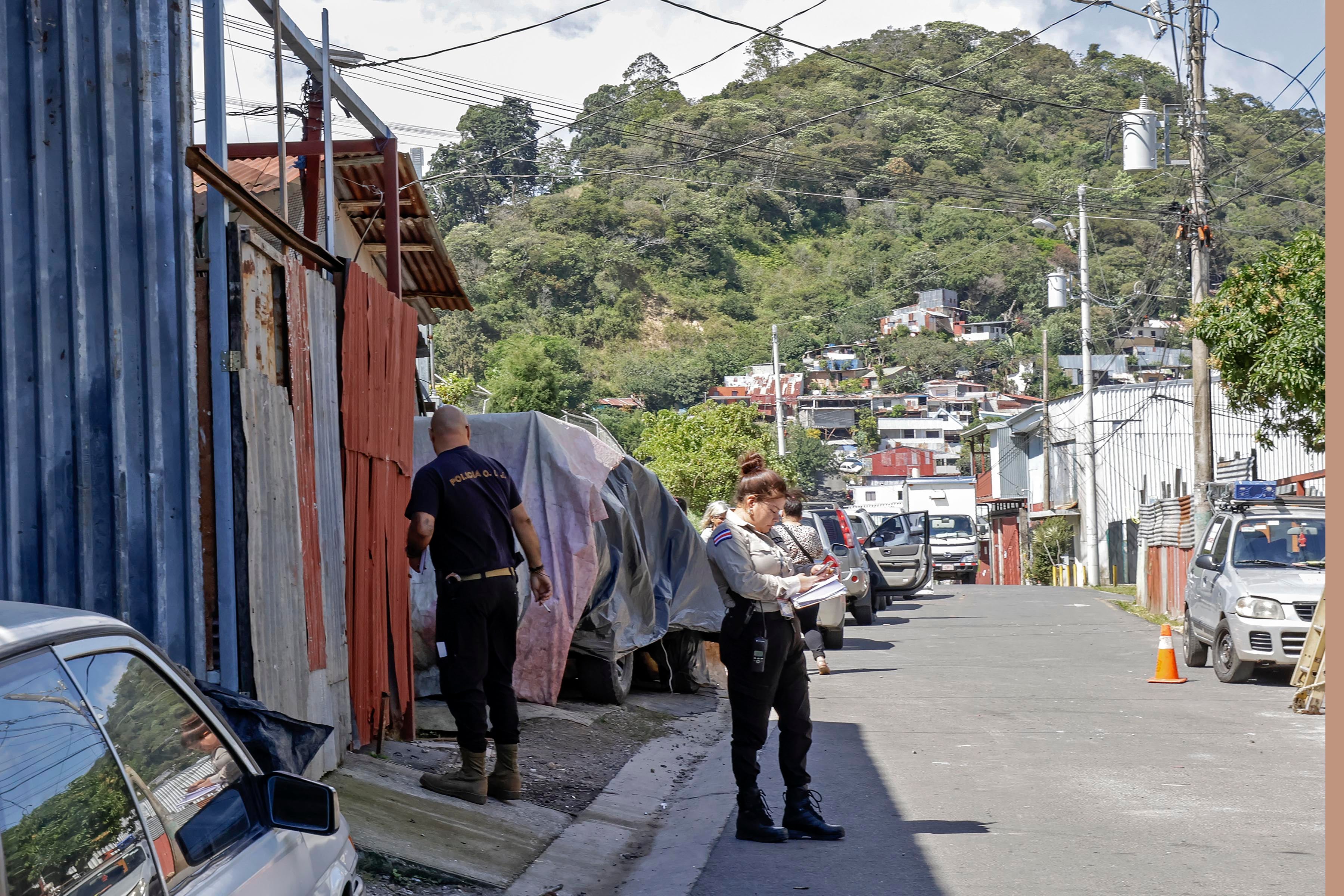 08/12/2023. Tirrases de Curridabat. Hora: 09:30 a.m. Visita al barrio Gloria Bejarano de Tirrases de Curridabat, lugar donde la noche anterior un joven murió luego de que al parecer hubo una explosión donde estaba fabricando pólvora de forma clandestina en la cochera de una casa. En la foto, agentes del Organismo de Investigación Judicial (OIJ) visitaron el lugar y hablaron con varios vecinos. Fotos: Mayela López