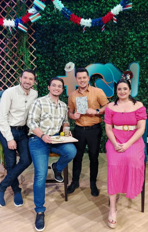 Presentadores de Más que noticias, programa de Teletica.