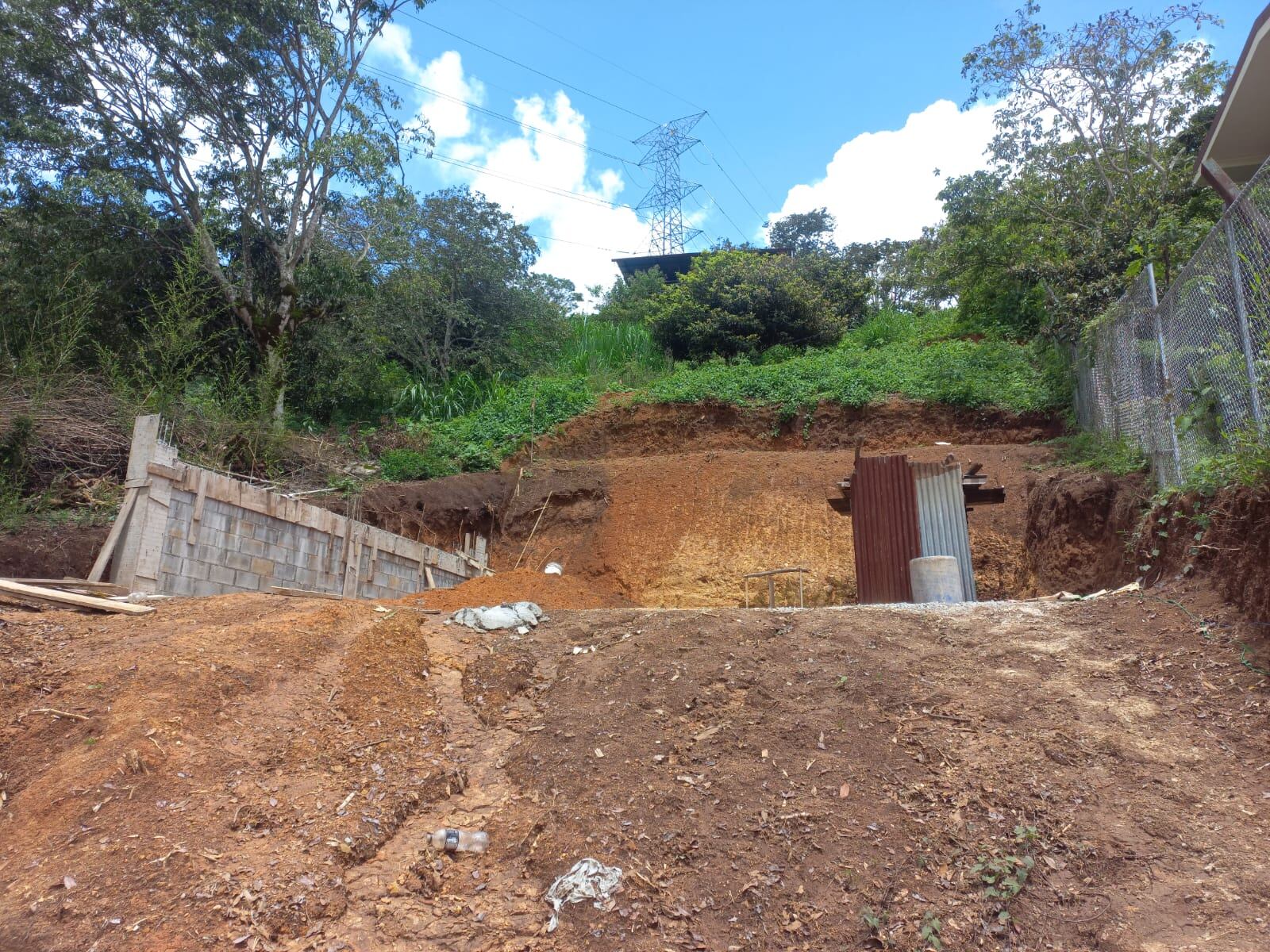 Una familia denuncia que una empresa  les ha incumplido con la construcción de su casa. Cortesía.