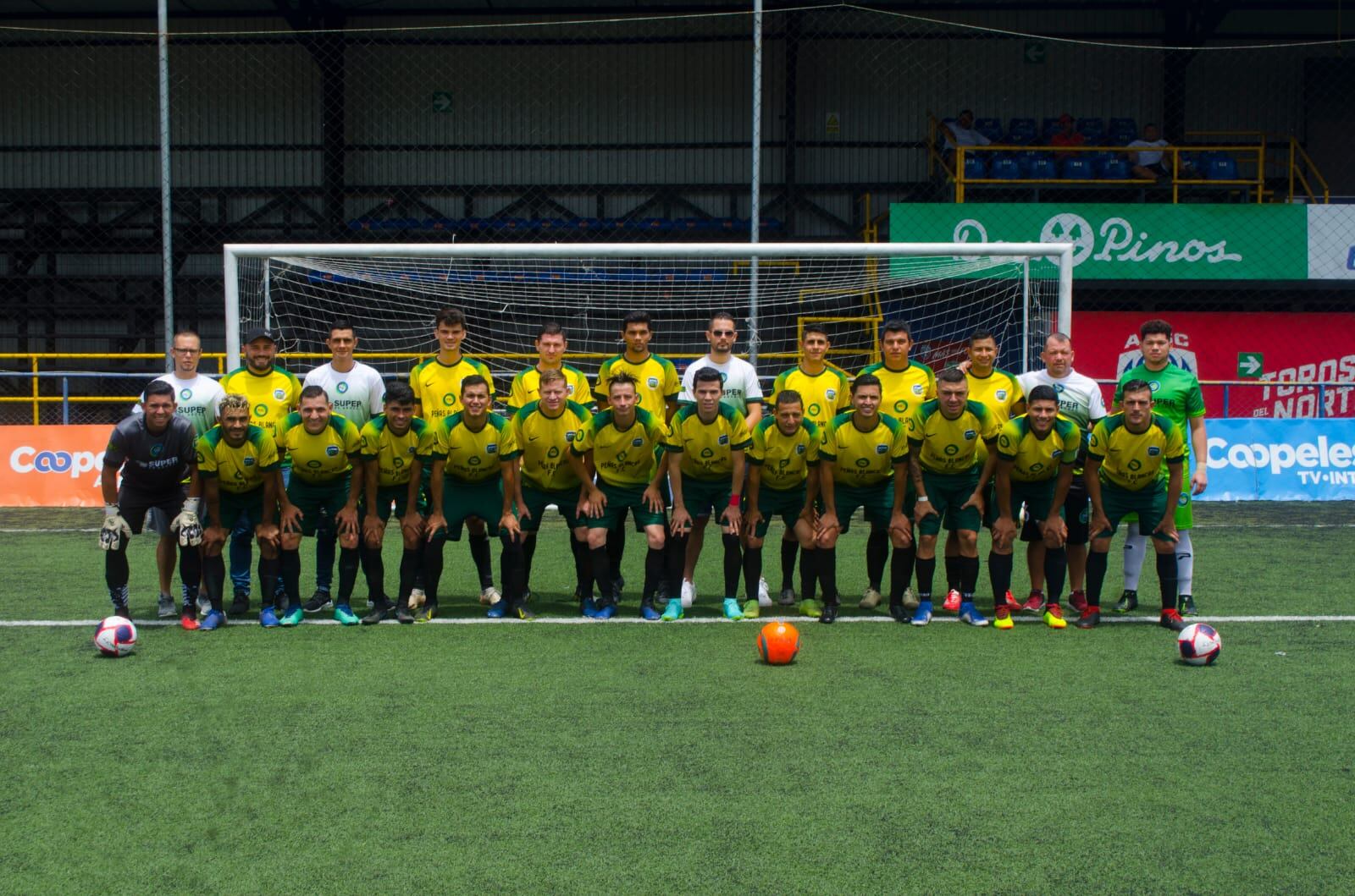 Luis González y el equipo de Peñas Blancas