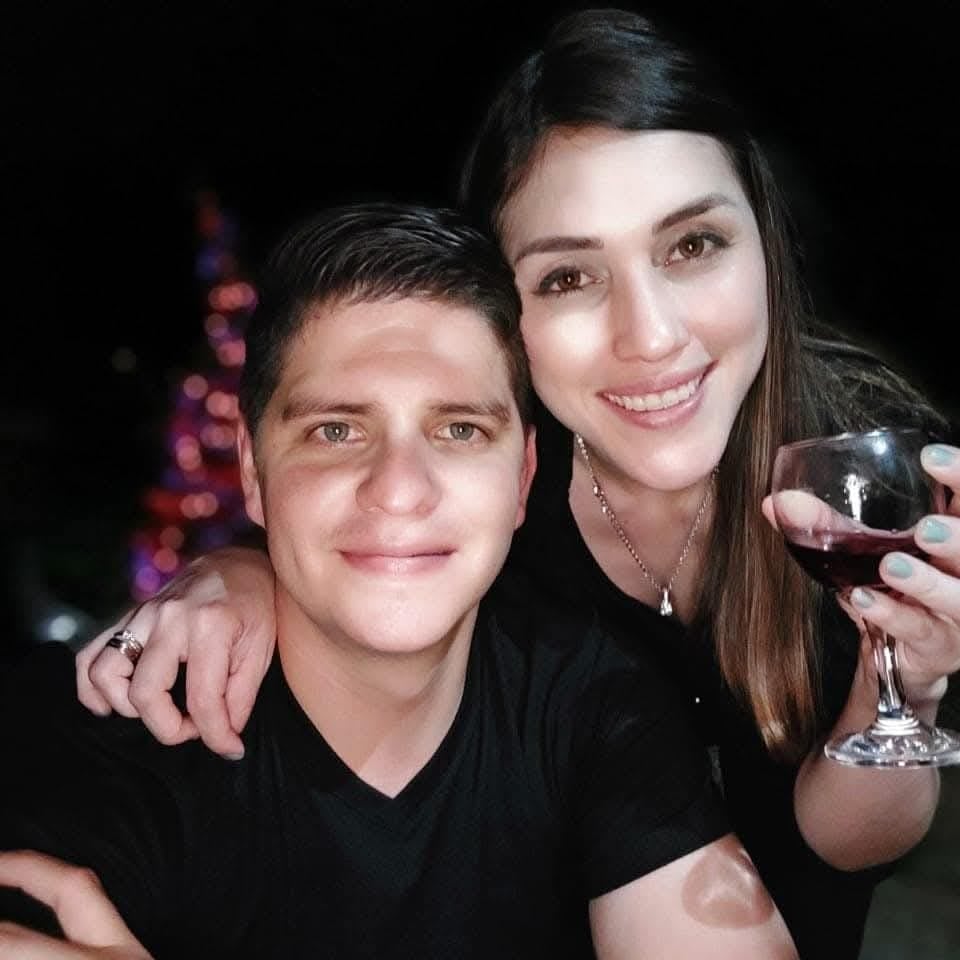 José Gustavo Solís y su esposa Marolyn Artavia Castro, de 33 años, ella murió cuando practicaba ciclismo y fue atropellada por un tráiler en Pérez Zeledón este sábado 23 de noviembre del 2024. Foto: Tomada del FB de Mario Méndez