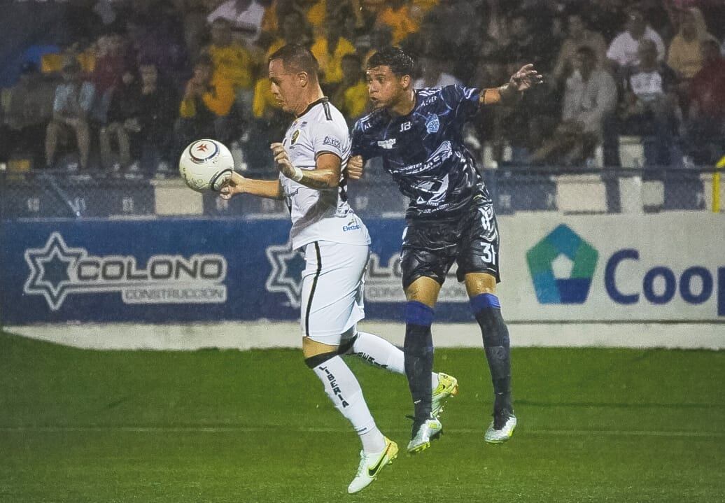 Ni Raúl Vidal (izq.) evitó que los generaleños se llevaran la victoria.