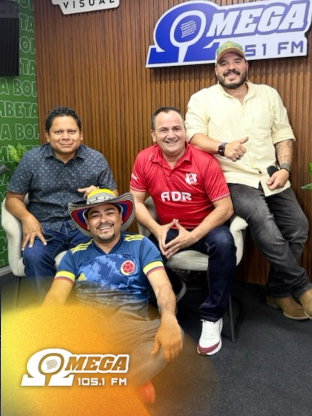 Humoristas del Manicomio de la risa de radio Omega.