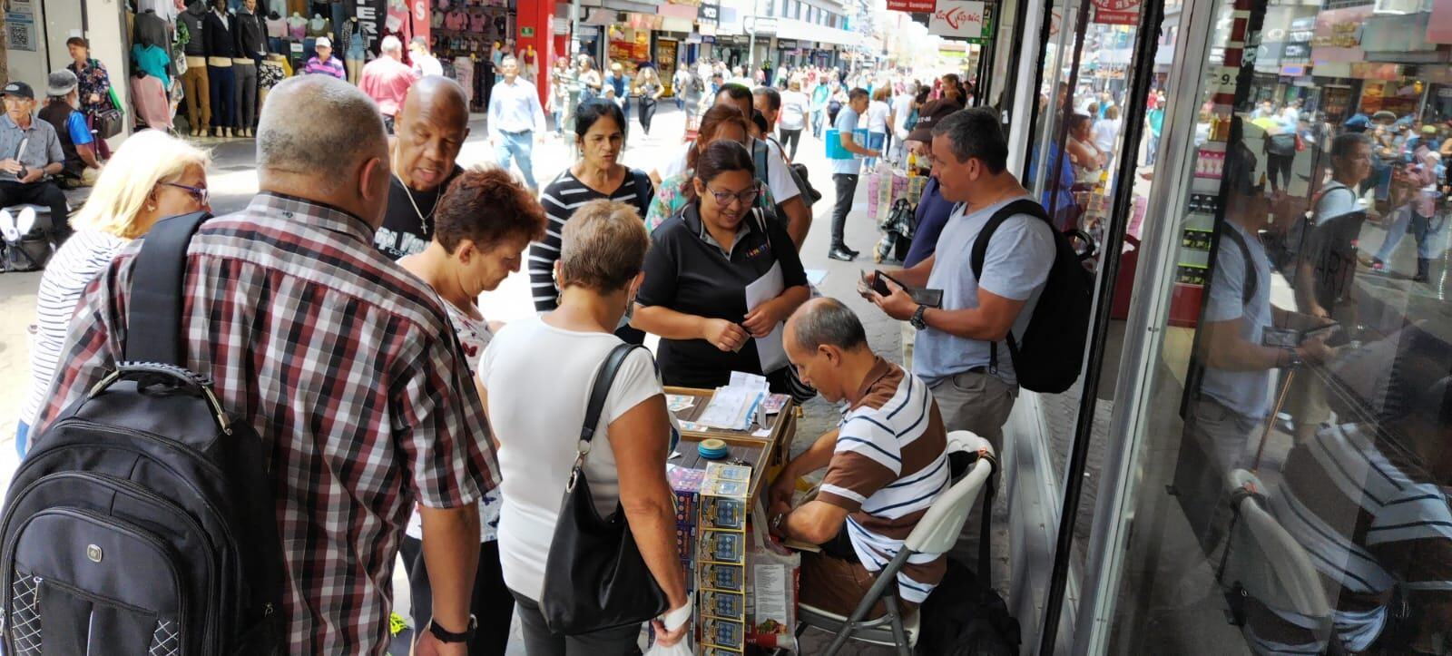 Al honesto chancero, Errol Vásquez, no dejaron de felicitarlo por vender la lotería y los chances al precio oficial de la Junta de Protección Social (JPS), además, le aumentó la clientela porque leyeron la nota que le hicimos el pasado jueves 30 de marzo