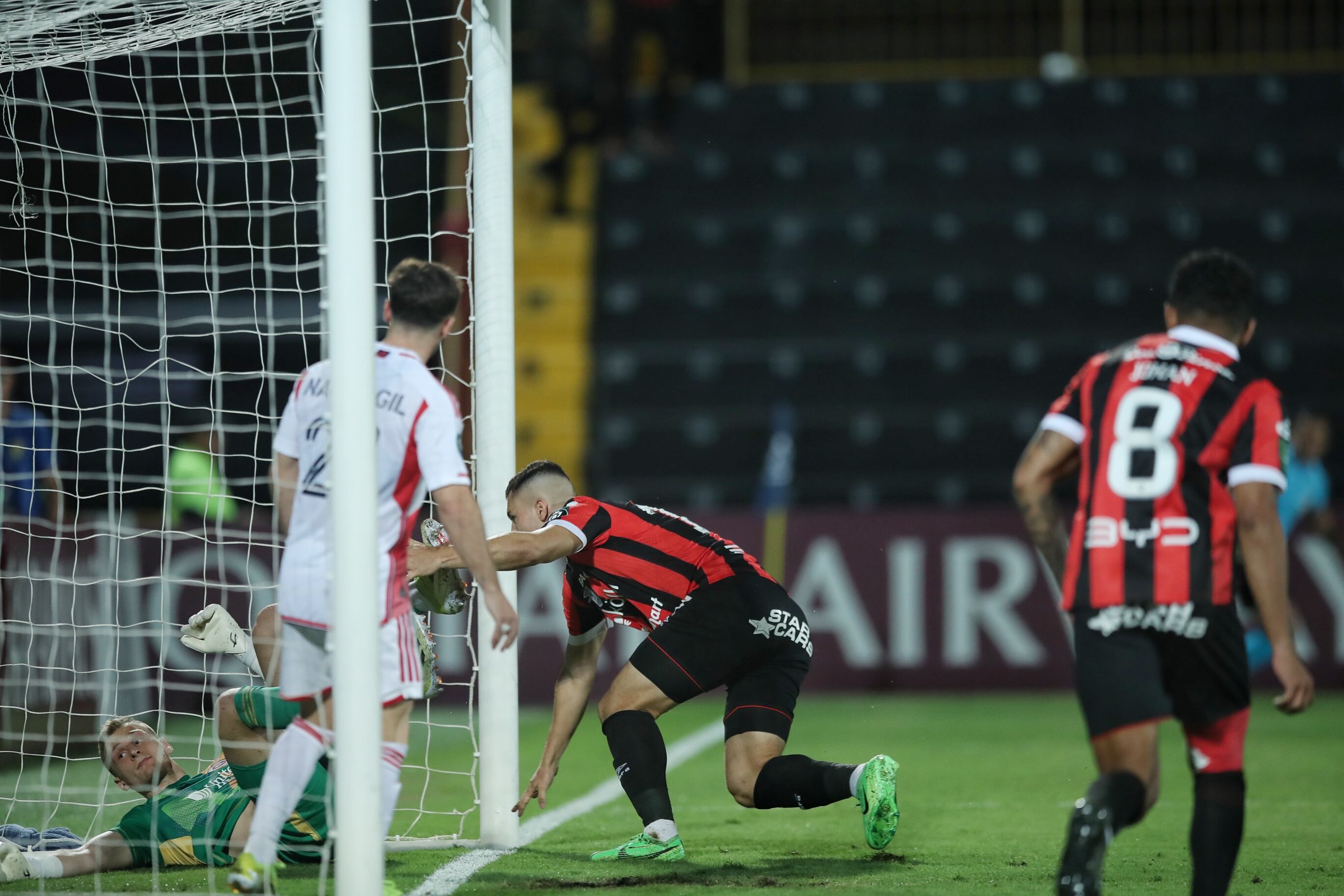12/03/2024/ juego de vuelta entre Liga Deportiva Alajuelense vs New England Revolution por la CONCACAF Champions Cup en el estadio Alejandro Morera Soto donde el técnico Alexandre Guimarães vuelve al fútbol de Costa Rica dirigiendo a la Liga / Foto John Durán