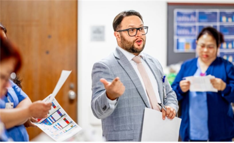 Javier Alvarado es costarricense y desempeña un cargo gerencial en el hospital Cleveland Clinic en los Estados Unidos.