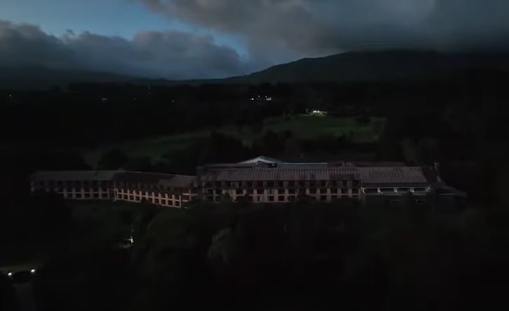 Un equipo de Discovery Channel liderado por Zak Bagans, del programa “Aventuras de Fantasmas”, grabó en el antiguo hotel La Condesa en Heredia junto a expertos ticos porque lo consideran el lugar más embrujado de Costa Rica.