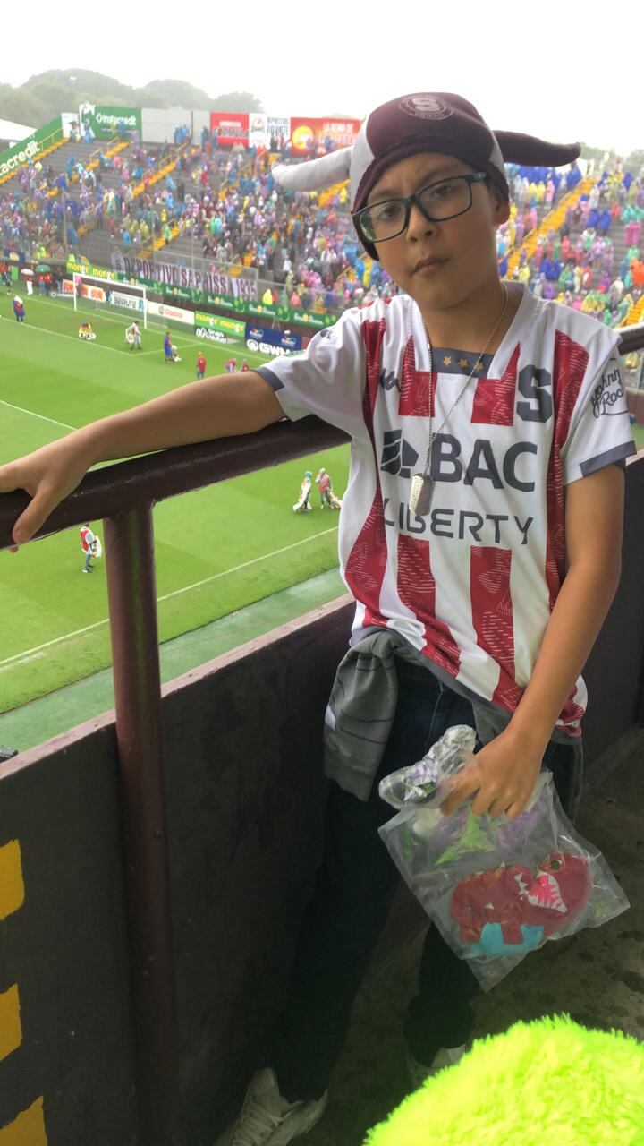 Sebastián Torres llegó feliz al estadio Saprissa. Era la primera vez que visitaba la Cueva. Cortesía.