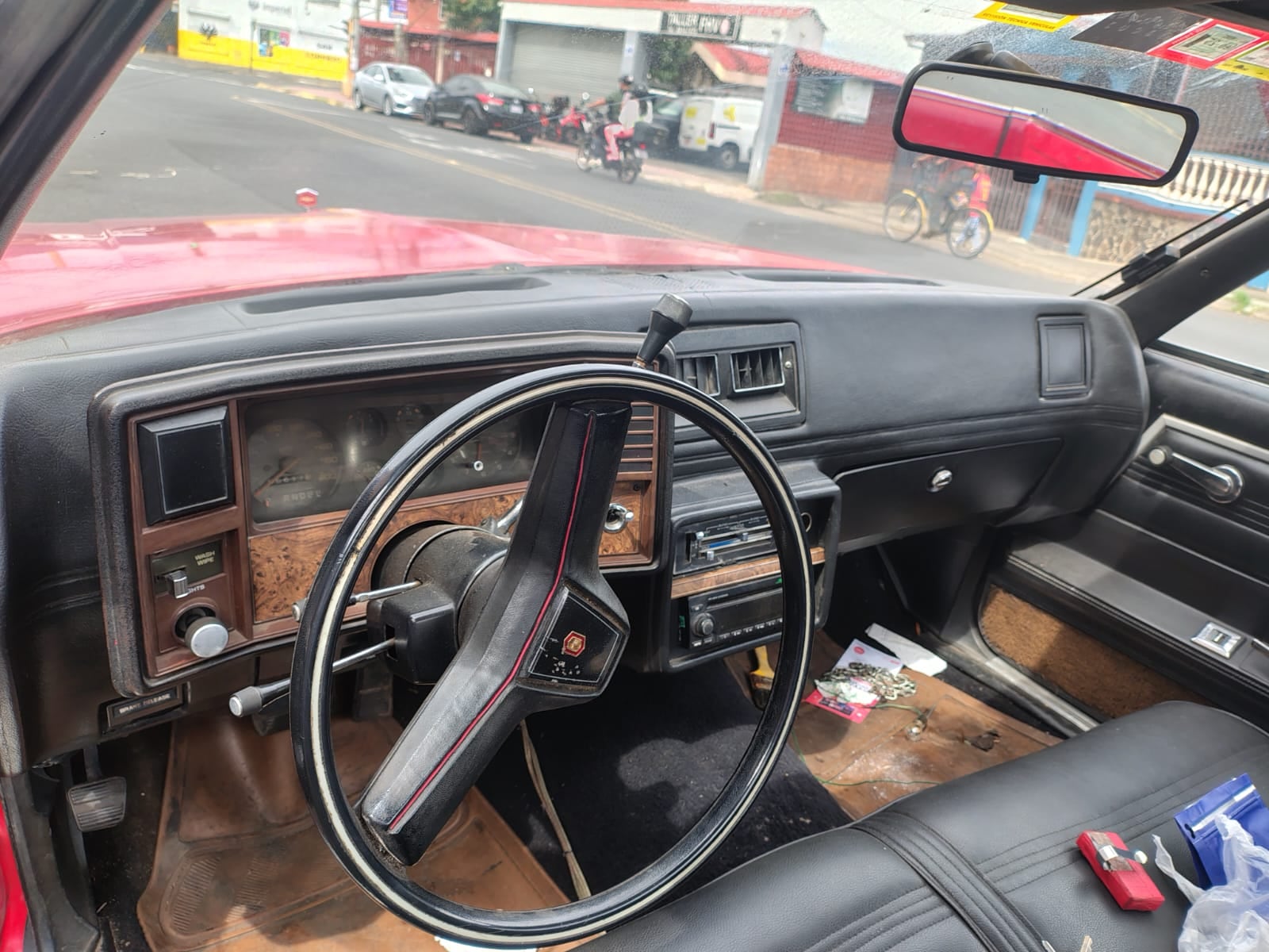 Don Luis Chinchilla tiene dos Chevrolet El Camino 1978, idénticos.