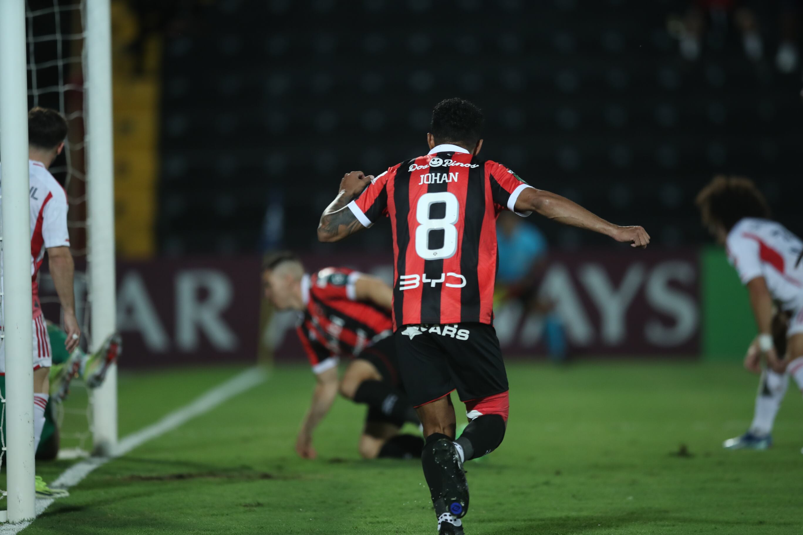 12/03/2024/ juego de vuelta entre Liga Deportiva Alajuelense vs New England Revolution por la CONCACAF Champions Cup en el estadio Alejandro Morera Soto donde el técnico Alexandre Guimarães vuelve al fútbol de Costa Rica dirigiendo a la Liga / Foto John Durán