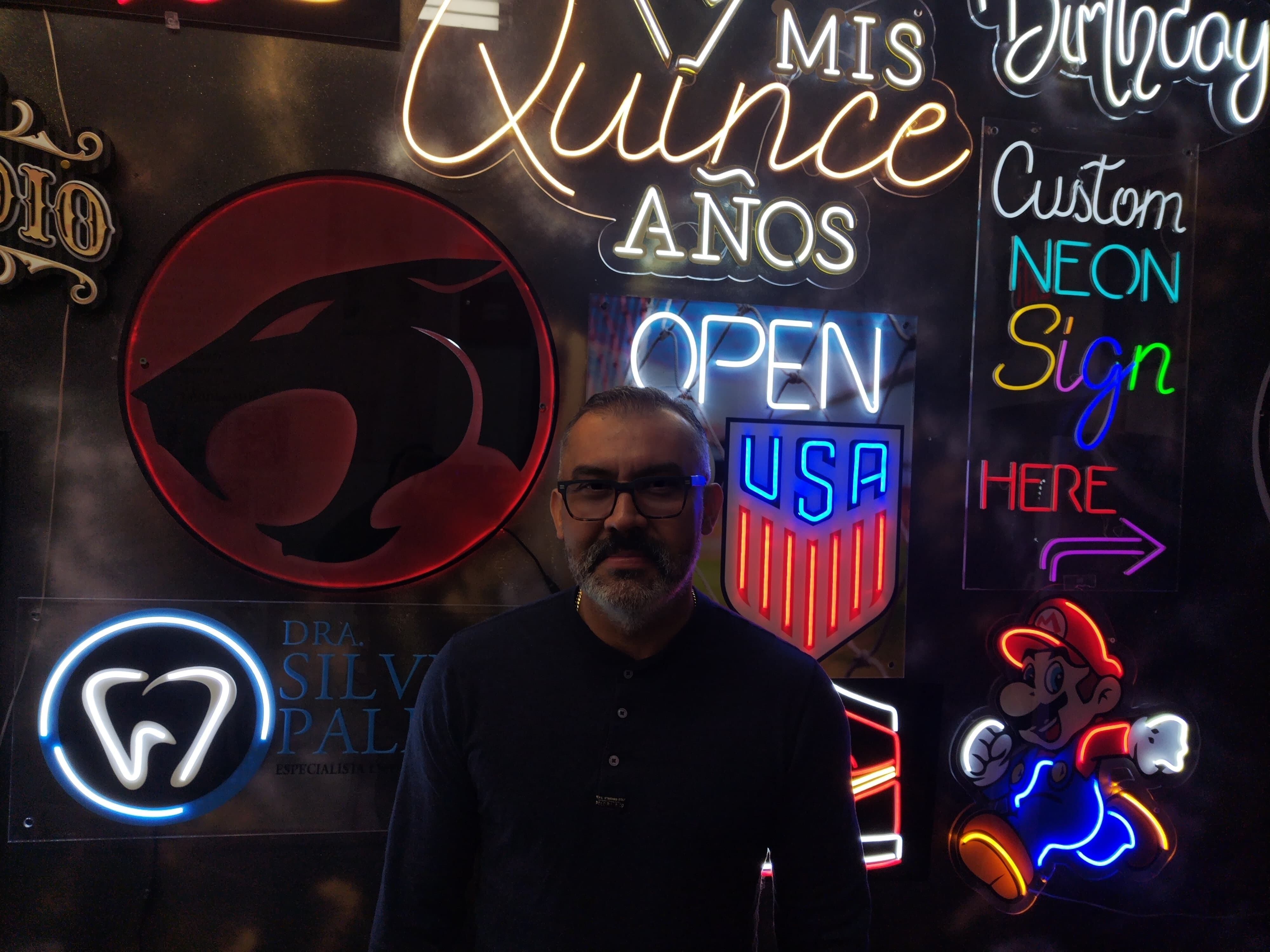 Geovanni Vargas Baltodano, quien es de ese lugar de Costa Rica donde las mujeres paren hombres de verdad, Nicoya, ahora vive en la ciudad de Boston, Estados Unidos, en donde comenzó un emprendimiento muy lleno de luz neón