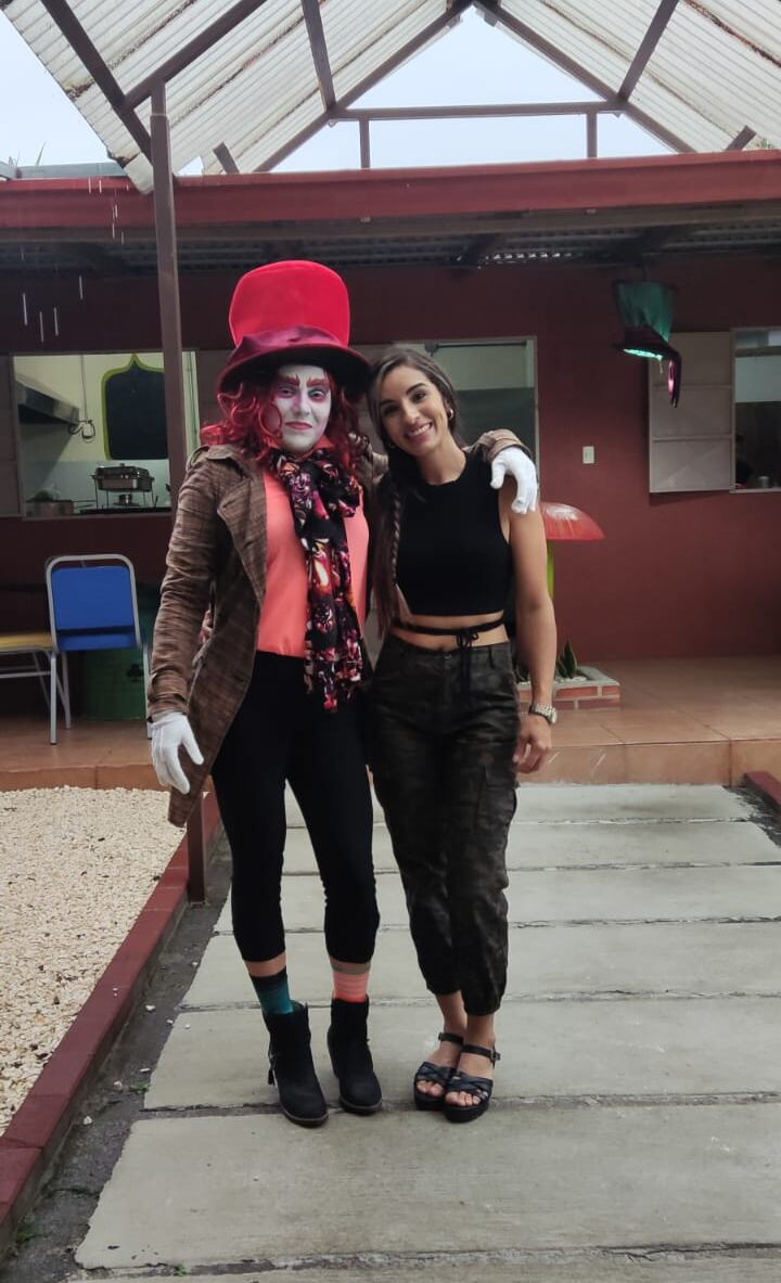 Karina Rodríguez Hidalgo creó una cafetería ambientada por completo en la película "Alicia en el país de las maravillas". en Grecia.