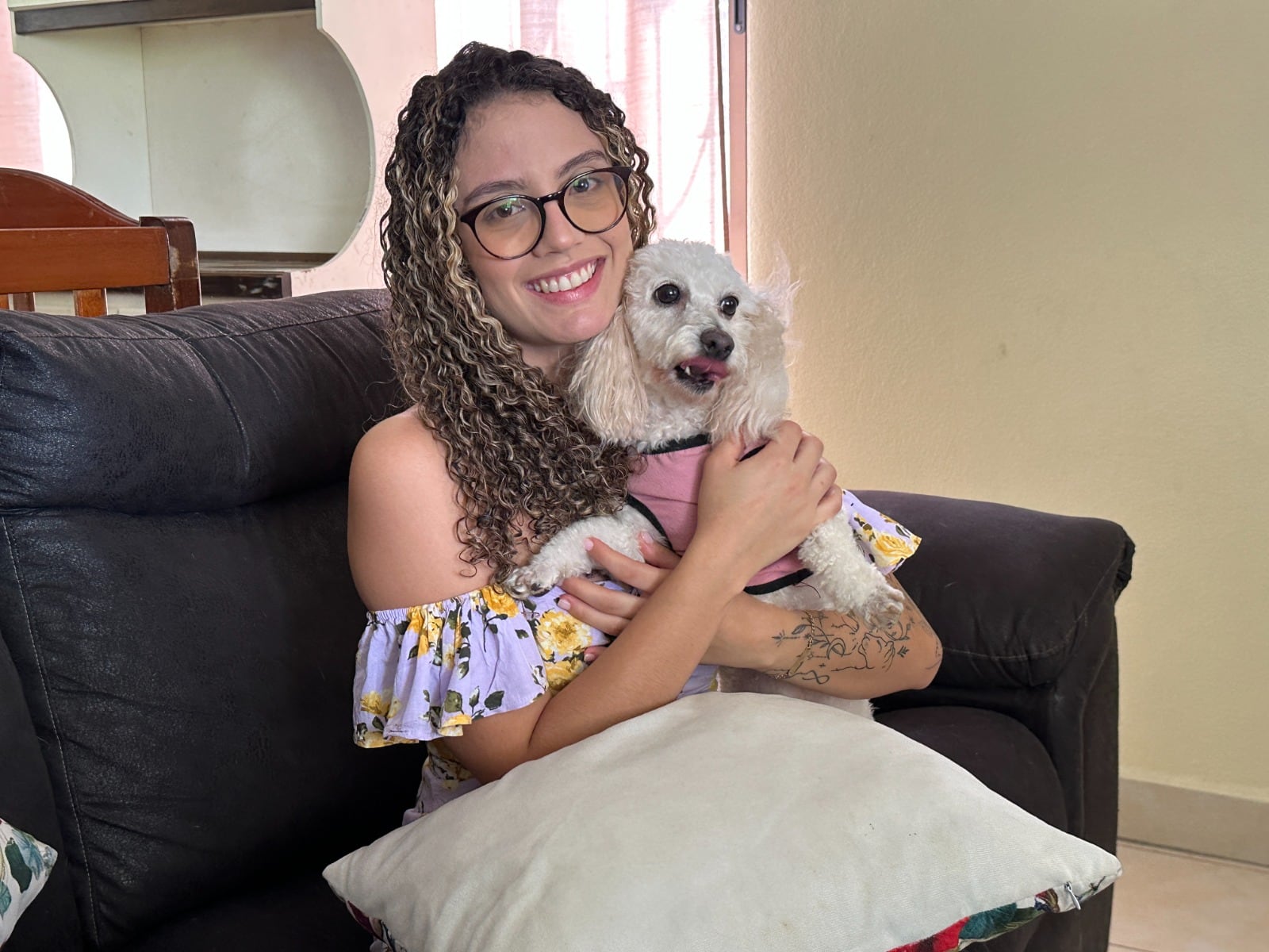 Sharon Mora, de 25 años, jamás pensó que su vida cambiaría por un vapeador. Nunca probó un cigarro en su vida, pero vapear la hizo adicta a la nicotina