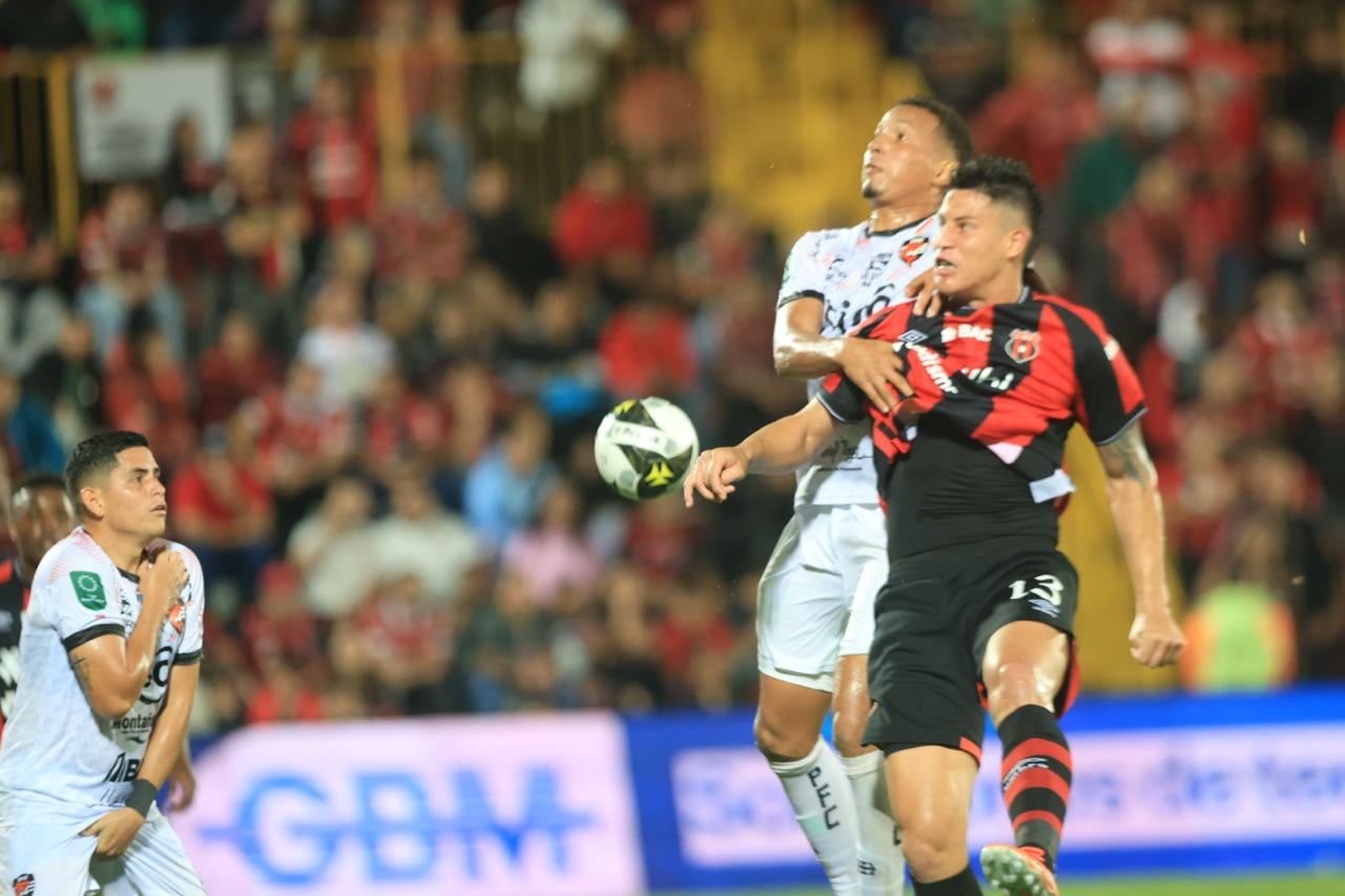 Juego entre liga vs Puntarenas por el segundo partido de la semifinal / foto Rafael Pacheco