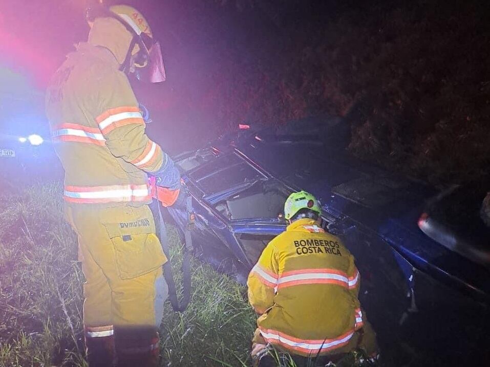 El carro en el que viajaban los dos muchachos cayó por un guindo de 20 metros de profundidad.