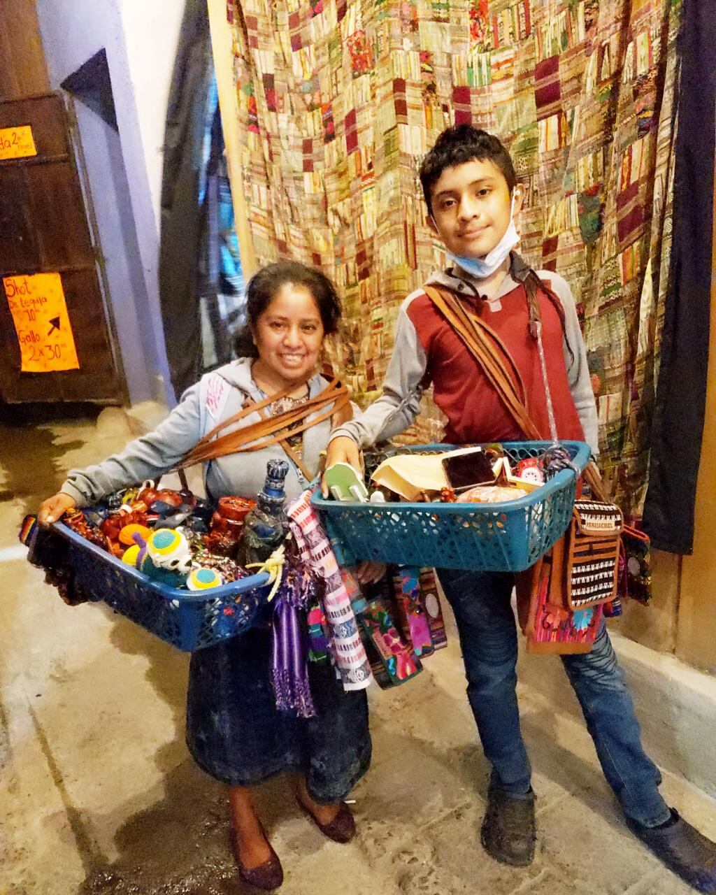 El niño guatemalteco, Tomás Enrique Tebelán , cariñosamente conocido por el país como Tomasito o el Chapintico, pasa muy ocupado todo el día porque ahora que entró al cole le pone bonito al estudio, pero primero debe cumplir con la venta de chicles para ayudarle a su mamá, doña Lucía Tebelán.