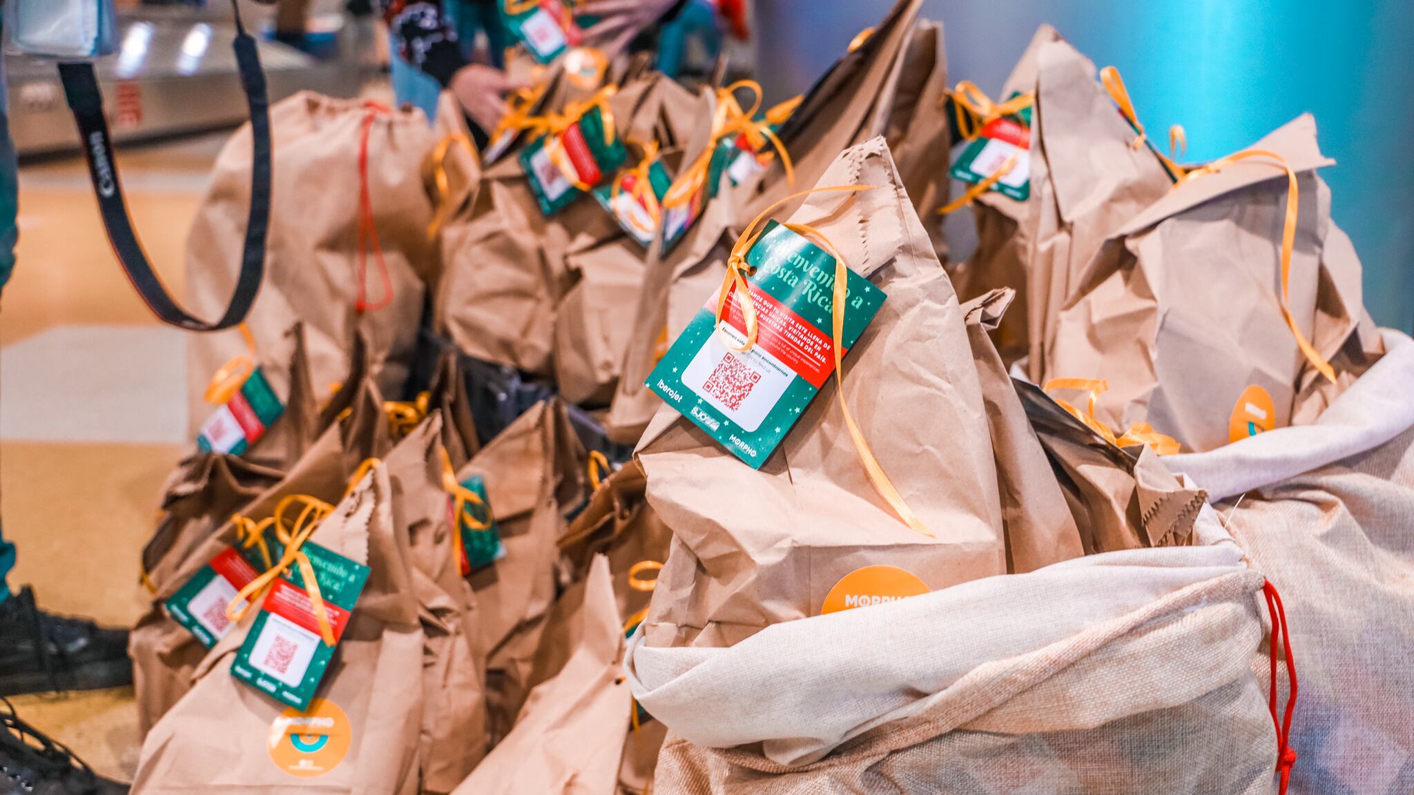 Más de 400 pasajeros que llegaron al país desde España fueron recibidos por Santa quien les tenía sorpresas navideñas al llegar al aeropuerto Juan Santamaría