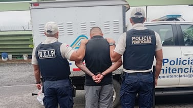 Funcionario con 18 años de servicio cae intentando meter celular a la cárcel