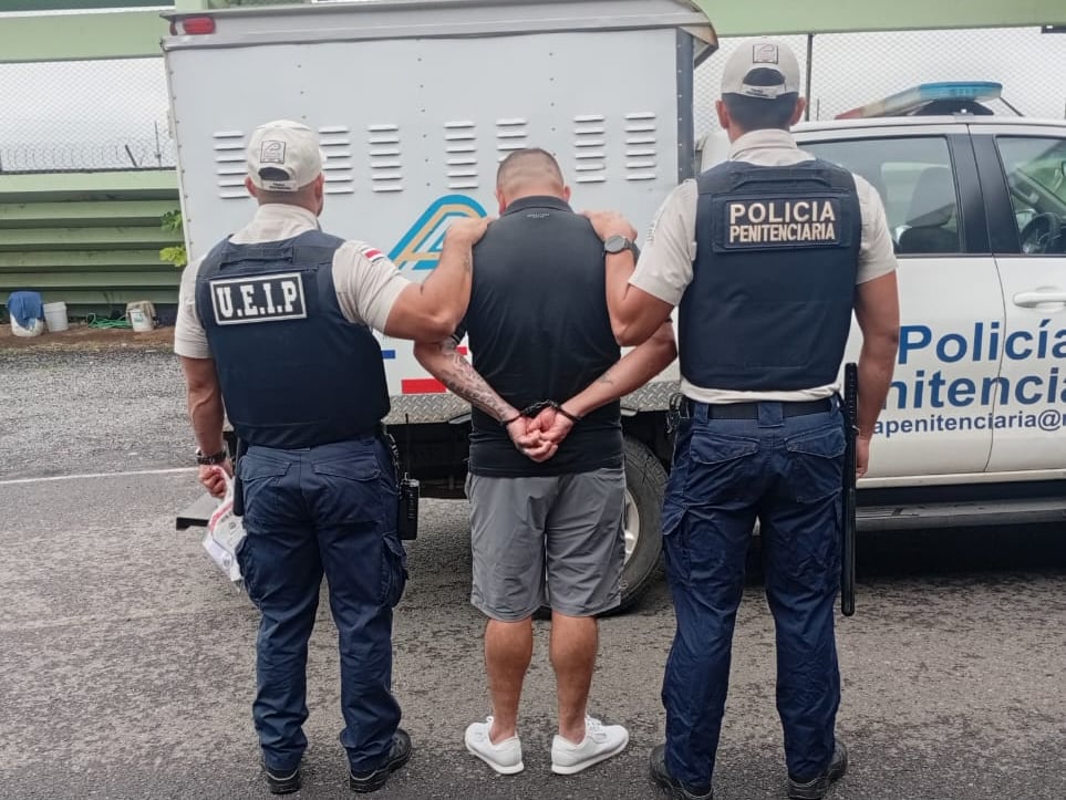 Policía funcionario fue detenido cuando trató de meter un celular a la cárcel