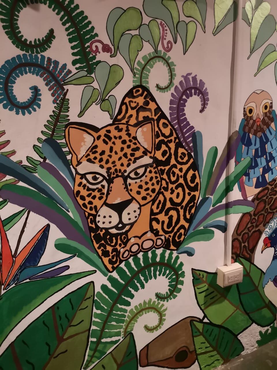 Pintar las paredes de la casa a partir de un boceto hecho por la artista Laura Chevez, le ayuda a Sol Cisneros a desestresarse en tiempos de pandemia