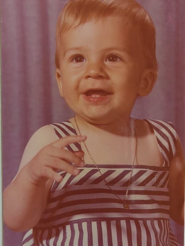 La familia Vargas Hidalgo de Santa Bárbara de Heredia, comenzó en 1927 una especial tradición al vestir a los que iban naciendo, a los 9 meses, con un mismo vestidito que hizo doña Mélida Hidalgo Cortés. El vestido tiene ya 96 años y lo han usado 11 hijos, 34 nietos, 80 bisnietos y 52 tataranietos, 176 bebés en total