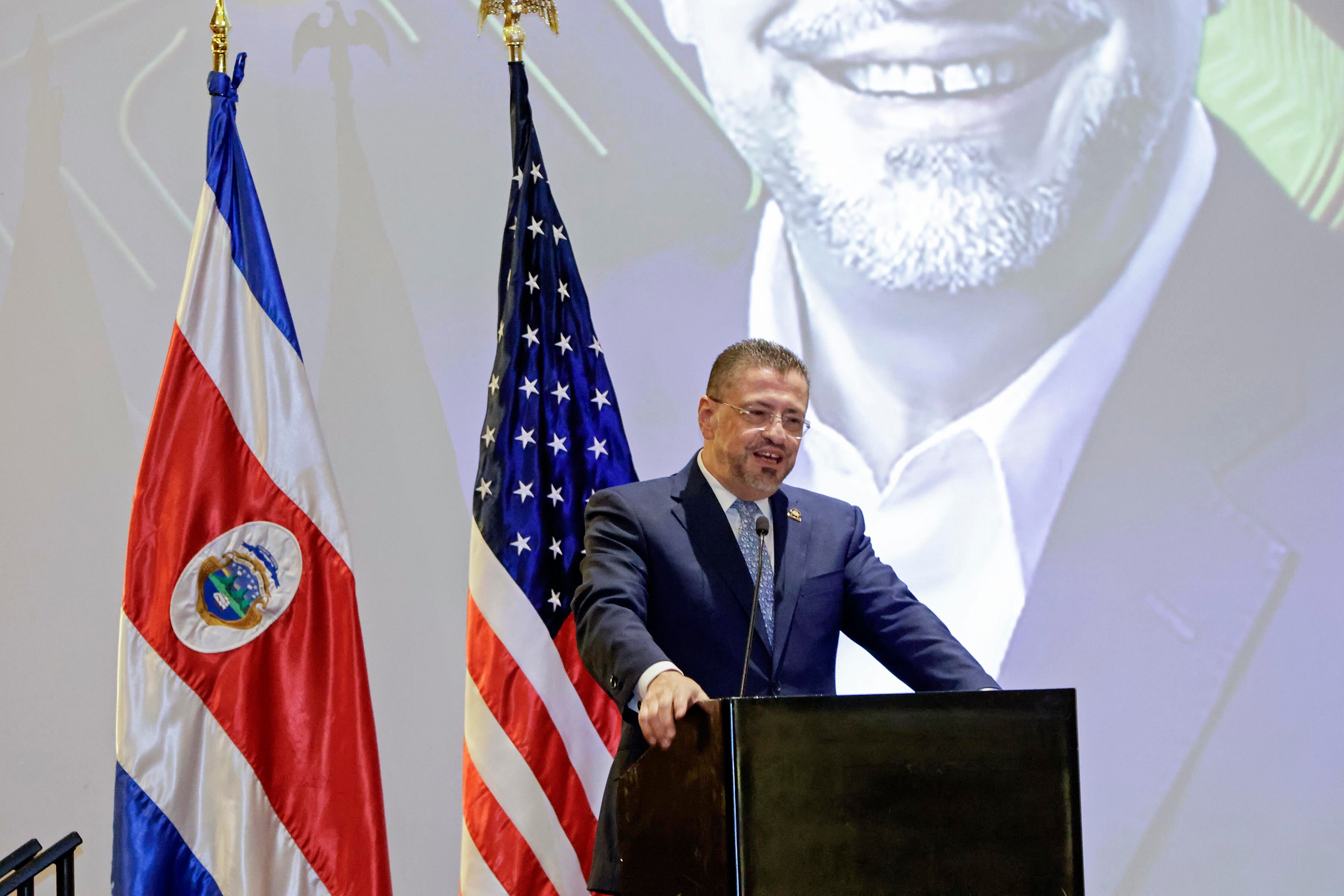 21/03/2024. Hotel Real  Intercontinental, Escazú. Hora: 05:30 p.m. Lanzamiento de la Hoja de Ruta del Ecosistema de Semiconductores en Costa Rica, con la participación del presidente Rodrigo Chaves; el ministro de Comercio Exterior, Manuel Tovar; la secretaria de Comercio de Estados Unidos, Gina Raimondo, y la jefe del comando Sur, Laura Richardson. En la foto, Raimondo y Chaves se saludan. Fotos: Mayela López