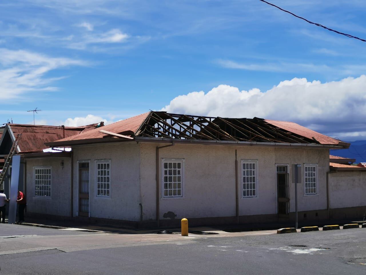 Tornado causó múltiples daños en negocios ubicados en los alrededores de la basílica de Los Ángeles. Foto Keyna Calderón.