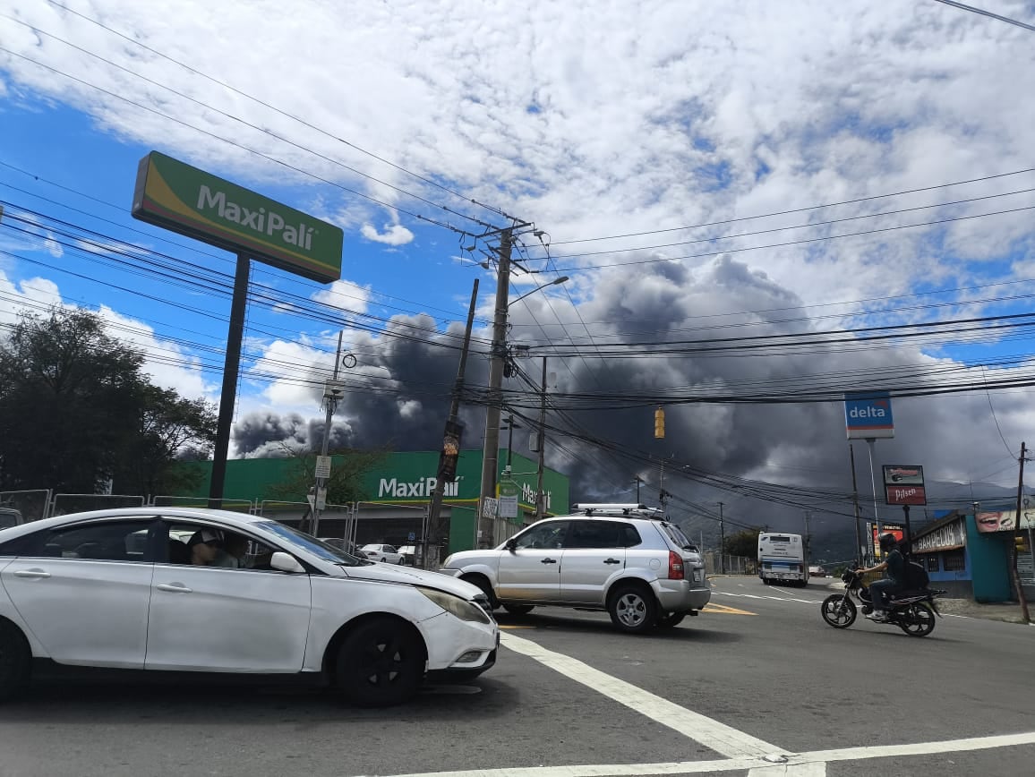 Incendio en bodega en Desamparados. Foto cortesía.