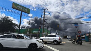 Enorme incendio en zona franca en Desamparados amenaza con devorar por completo una bodega